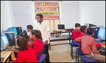 Students-Learning-Computers-in-the-Lab